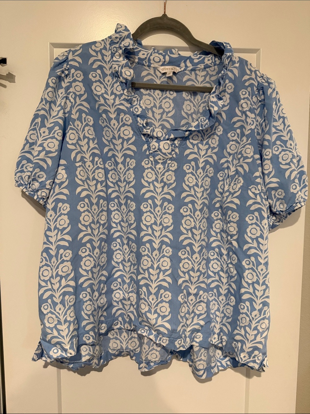 crown & ivy Light Blue and White Floral Ruffle-Trim Short Sleeve Blouse